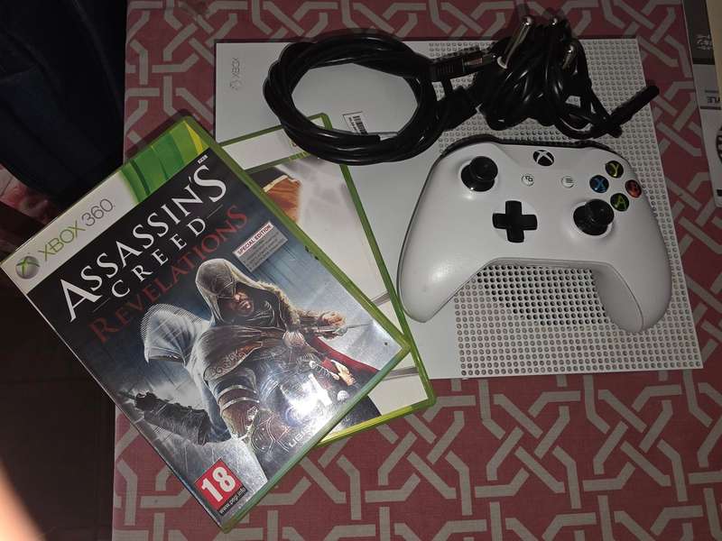 Xbox One S - Very good Condition with 1 Controller - 500gb