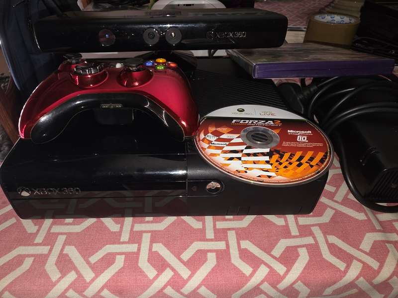 Xbox 360 E - with kinect, 500gb HDD, Red Metallic Controller + 2 Games