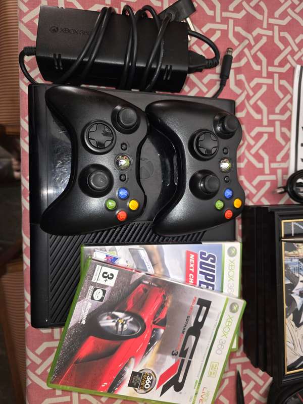 Xbox 360 e - with 2 controllers and game