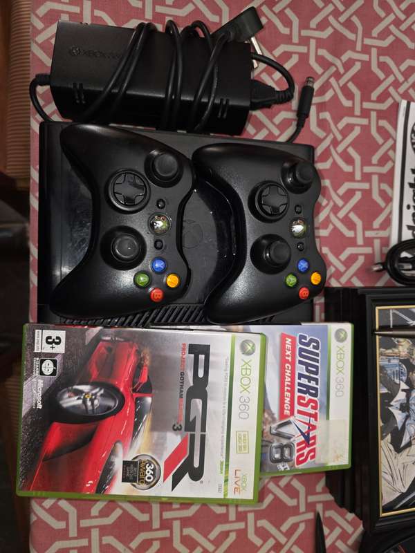 Xbox 360 e - with 2 controllers and game