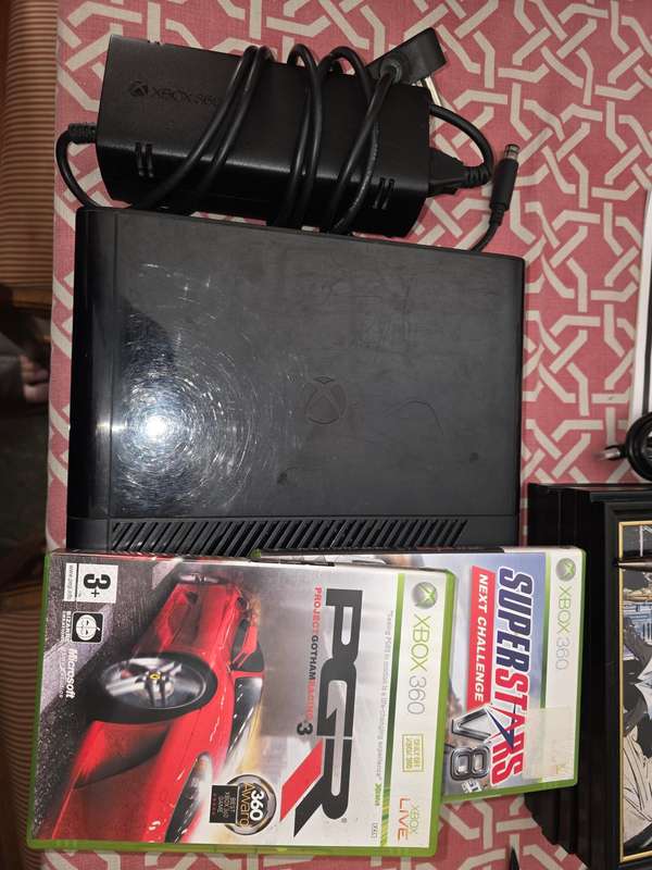 Xbox 360 e - with 2 controllers and game