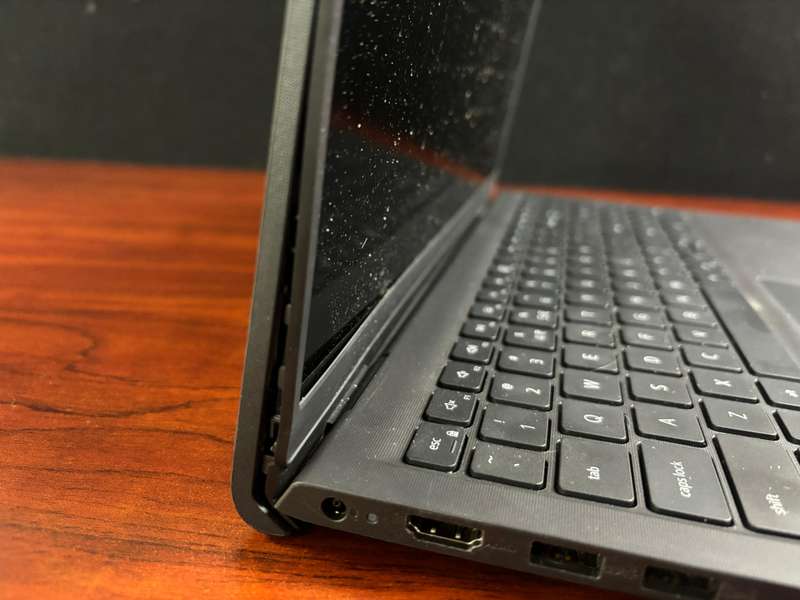 Dell Vostro 3520 (damaged)