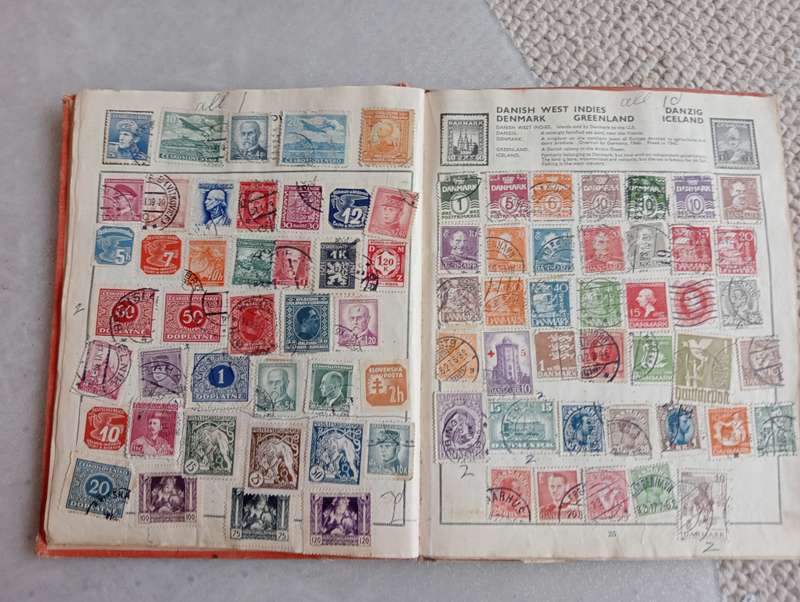 MANY BOOKLETS FULL OF RSA AND A NICE ALBUM WORLD STAMPS-SEE BELOW NOT NEARLY ALL SHOWN