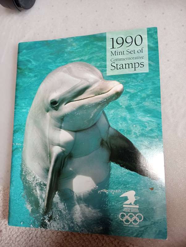 USA-1990 YEAR BOOK WITH MOST ISSUES INCLUDED