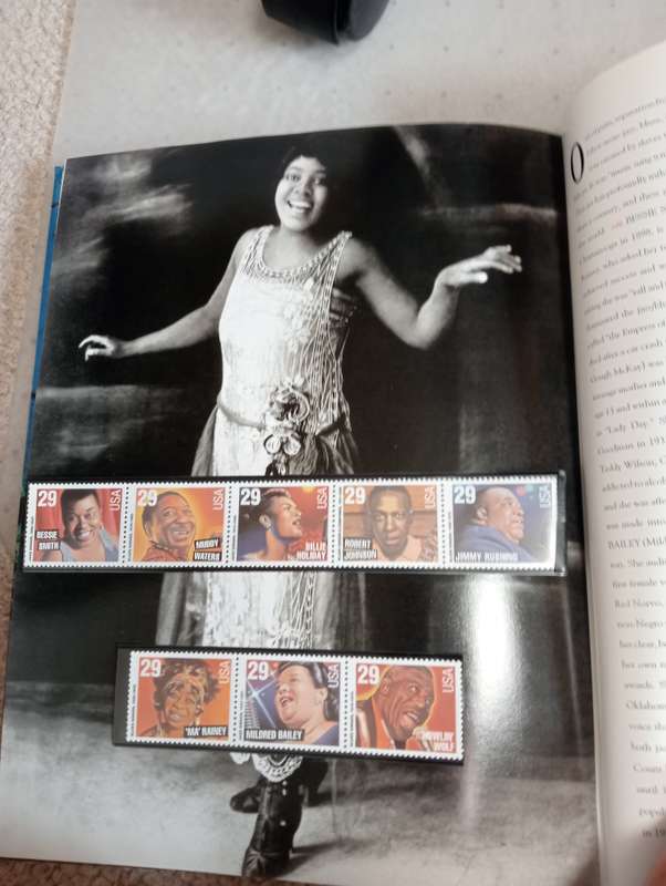 USA-1994 YEAR BOOK WITH MOST ISSUES INCLUDED-FULL SHEETS INCLUDED WHICH ARE SCARCE