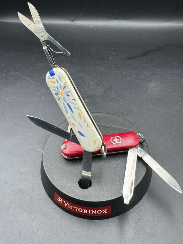Victorinox Classic  LTD +SD Red