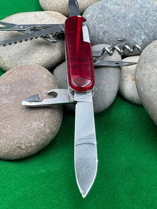 Victorinox Huntsman Trans Red