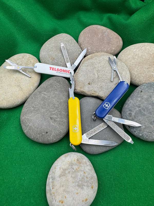Victorinox Classic  x 3