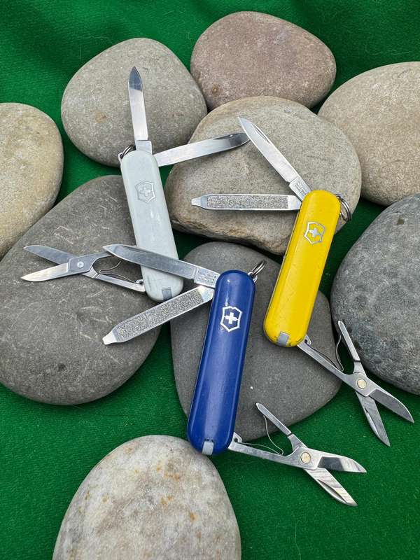 Victorinox Classic  x 3