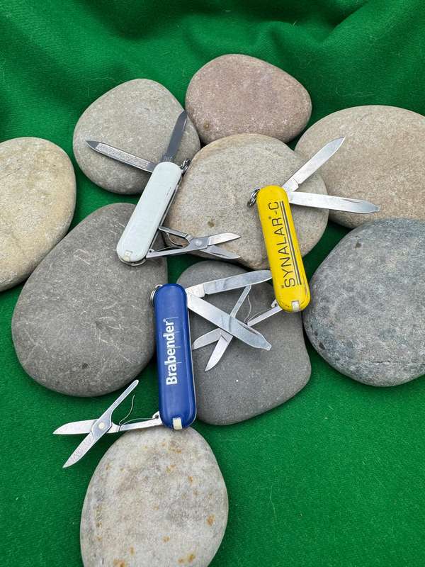 Victorinox Classic  x 3