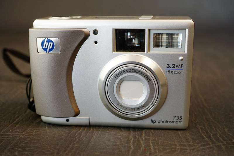 HP Photosmart 735 3.2MP Compact Digital Camera uses AA batteries **Good Condition**