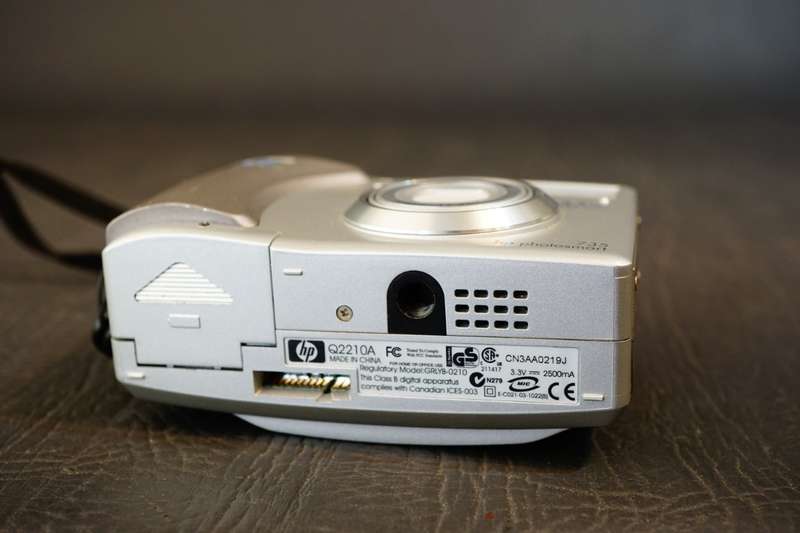 HP Photosmart 735 3.2MP Compact Digital Camera uses AA batteries **Good Condition**