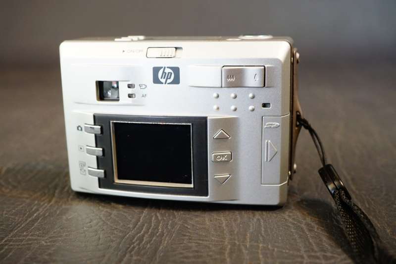 HP Photosmart 735 3.2MP Compact Digital Camera uses AA batteries **Good Condition**