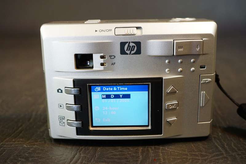 HP Photosmart 735 3.2MP Compact Digital Camera uses AA batteries **Good Condition**