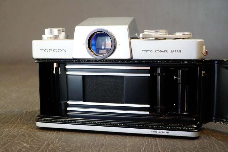 Topcon RE Super  35mm SLR Camera with Topcor 58mm F1.8 Lens  **Good Condition**