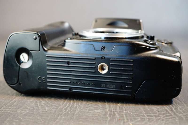 Nikon F90X 35mm SLR Film Camera Body **Good Condition**
