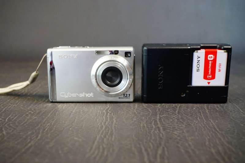 Sony Cyber-Shot DSC-W200 12.1 MP Compact Digital Camera with Zeiss Lens  **Great Condition**