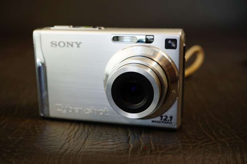 Sony Cyber-Shot DSC-W200 12.1 MP Compact Digital Camera with Zeiss Lens  **Great Condition**