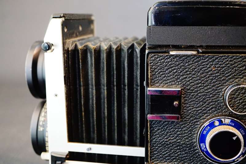 Mamiya C330 Proffesional TLR 120 Roll Film Camera with Blue Dot 80mm F2.8 Lens **Good Condition**