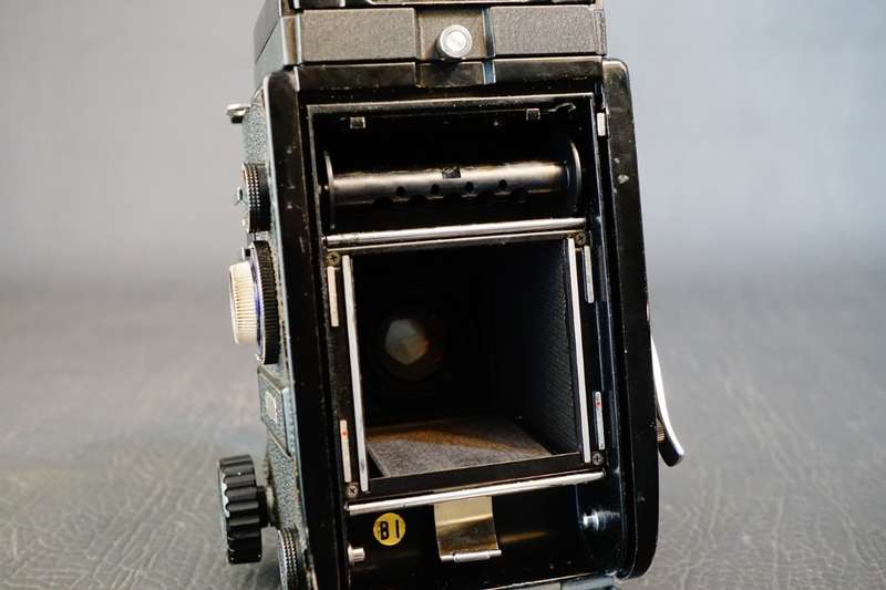 Mamiya C330 Proffesional TLR 120 Roll Film Camera with Blue Dot 80mm F2.8 Lens **Good Condition**