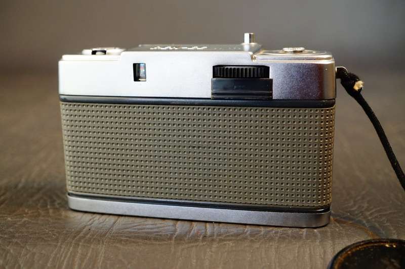 **Half Frame** Olympus Pen EE-2 with working Red Flag 35mm Half Frame Film Camera **Good Condition**