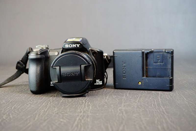 Sony Cyber-shot DSC-H50 Compact Bridge Digital Camera 9MP CCD 15x Zoom **Good Condition**