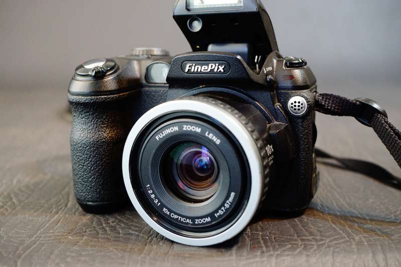Fujifilm FinePix S Series S5500 4.0MP Digital Camera uses AA batteries  **Good Condition**