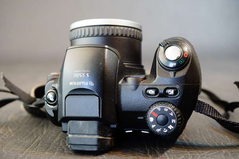 Fujifilm FinePix S Series S5500 4.0MP Digital Camera uses AA batteries  **Good Condition**