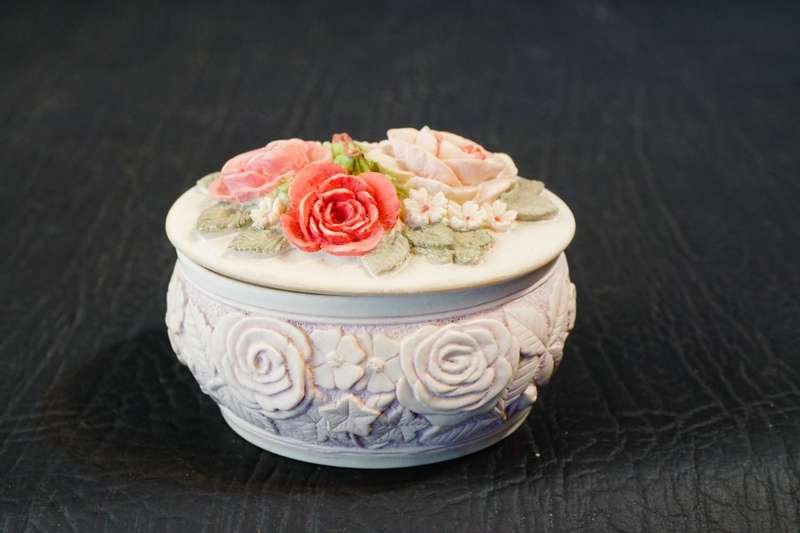 Handcast Designs Made in the U.K. Oval Trinket Box Pink & Red Flowers **Excellent Condition**
