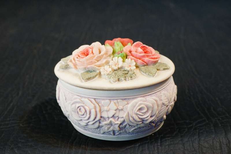 Handcast Designs Made in the U.K. Oval Trinket Box Pink & Red Flowers **Excellent Condition**