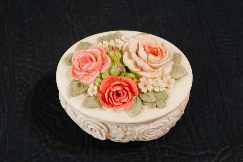 Handcast Designs Made in the U.K. Oval Trinket Box Pink & Red Flowers **Excellent Condition**