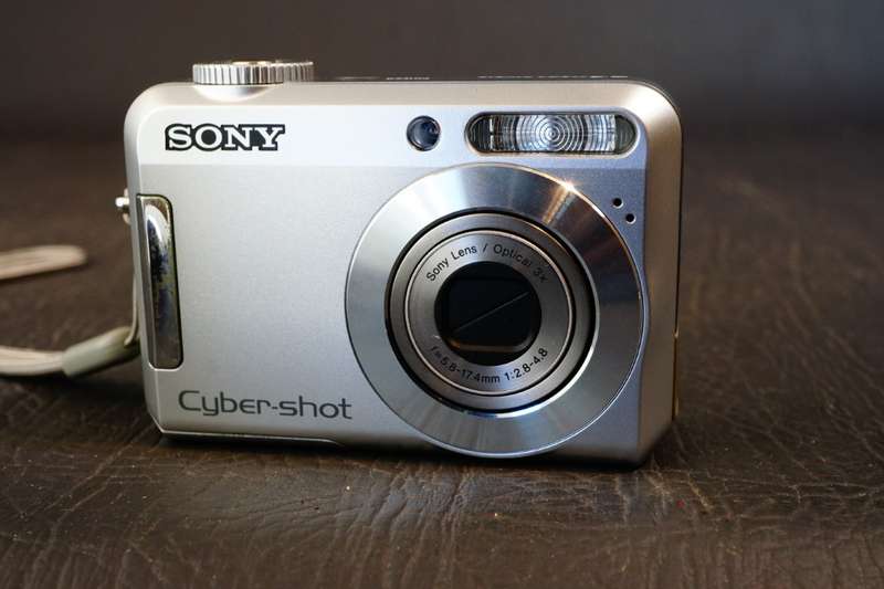 Sony Cyber Shot DSC-S650 7.2MP Digital Camera & 1GB Sony Card uses AA Batteries **Great Condition**