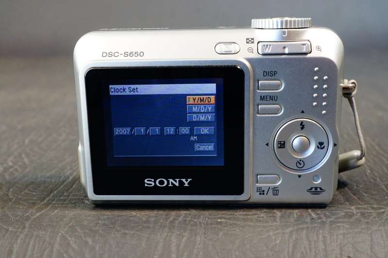 Sony Cyber Shot DSC-S650 7.2MP Digital Camera & 1GB Sony Card uses AA Batteries **Great Condition**