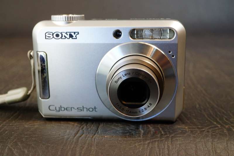 Sony Cyber Shot DSC-S650 7.2MP Digital Camera & 1GB Sony Card uses AA Batteries **Great Condition**