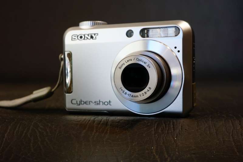 Sony Cyber Shot DSC-S650 7.2MP Digital Camera & 1GB Sony Card uses AA Batteries **Great Condition**