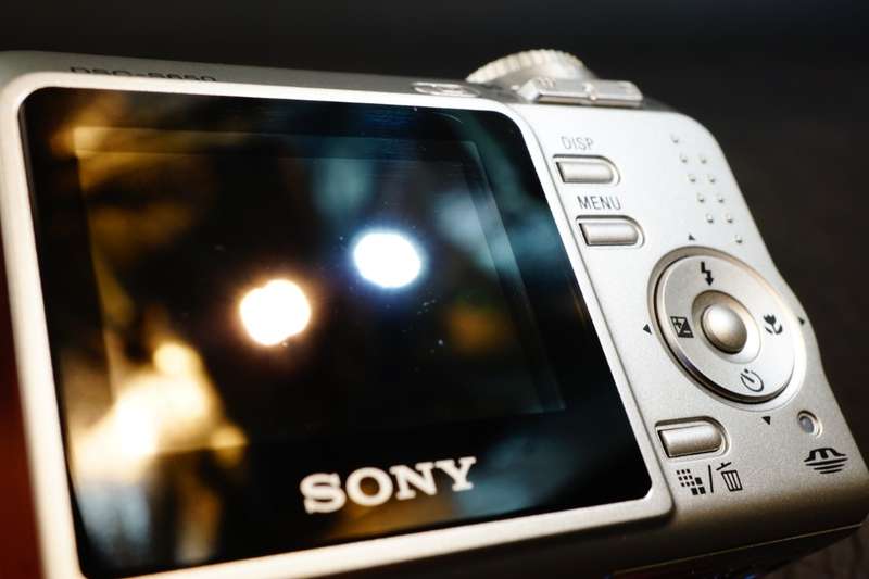 Sony Cyber Shot DSC-S650 7.2MP Digital Camera & 1GB Sony Card uses AA Batteries **Great Condition**