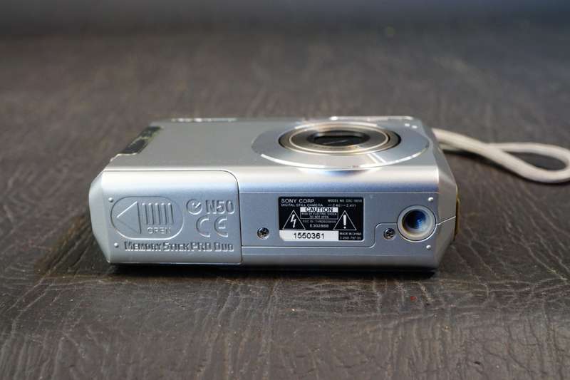 Sony Cyber Shot DSC-S650 7.2MP Digital Camera & 1GB Sony Card uses AA Batteries **Great Condition**