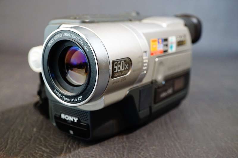 Sony CCD-TRV408E Hi8 Tape Digital Video Camera HANDYCAM Camcorder **Great Condition**
