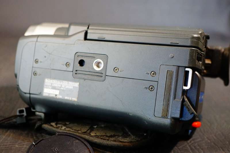 Sony CCD-TRV408E Hi8 Tape Digital Video Camera HANDYCAM Camcorder **Great Condition**