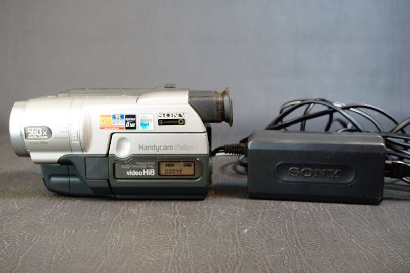 Sony CCD-TRV408E Hi8 Tape Digital Video Camera HANDYCAM Camcorder **Great Condition**