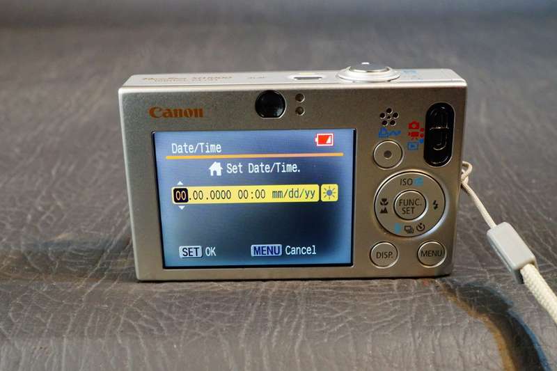 Canon PowerShot SD100 Digital ELPH 7.1MP Compact Digital Camera **Good Condition**