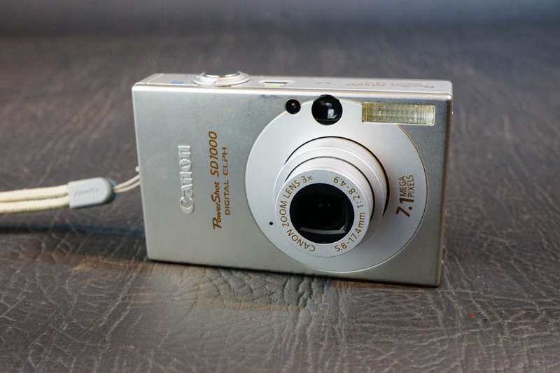 Canon PowerShot SD100 Digital ELPH 7.1MP Compact Digital Camera **Good Condition**