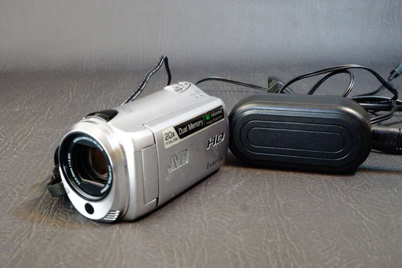 JVC Everio GZ-HM300BU Digital HD Camcorder Camera 20X Optical Zoom **Great Condition**