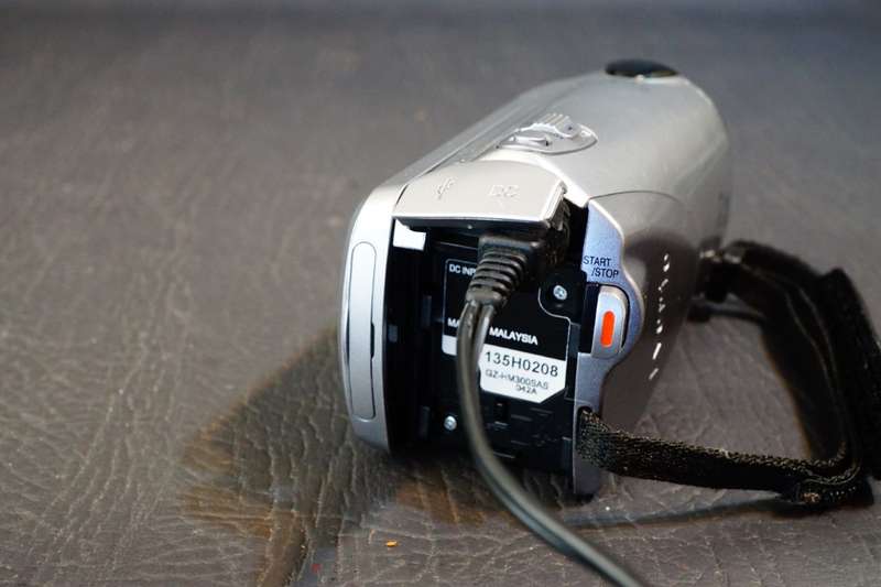 JVC Everio GZ-HM300BU Digital HD Camcorder Camera 20X Optical Zoom **Great Condition**