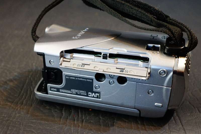 JVC Everio GZ-HM300BU Digital HD Camcorder Camera 20X Optical Zoom **Great Condition**