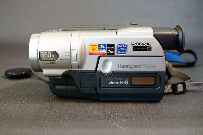 Sony CCD-TRV208E Hi8 Tape Digital Video Camera HANDYCAM Camcorder **Great Condition**