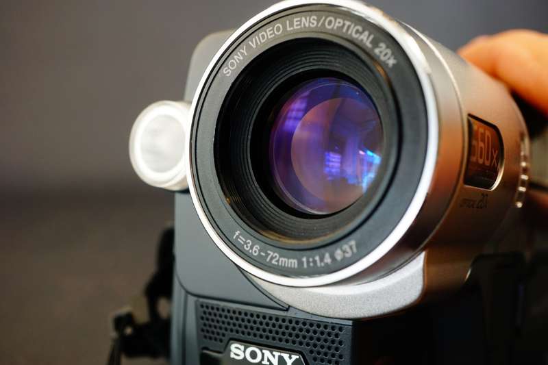 Sony CCD-TRV208E Hi8 Tape Digital Video Camera HANDYCAM Camcorder **Great Condition**