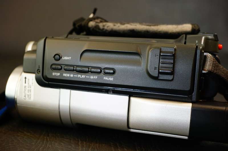 Sony CCD-TRV208E Hi8 Tape Digital Video Camera HANDYCAM Camcorder **Great Condition**