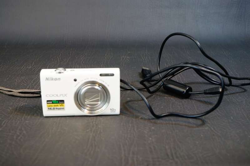 Nikon Coolpix S6200 16MP Digital Camera in White  **Good Condition**
