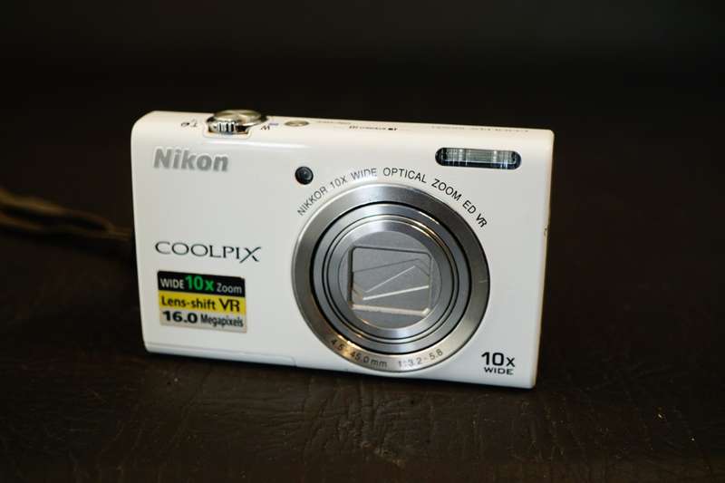 Nikon Coolpix S6200 16MP Digital Camera in White  **Good Condition**